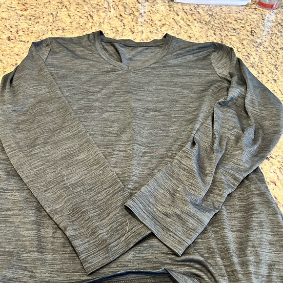 A set of 4 athletic long sleeved tops - Picture 2 of 5